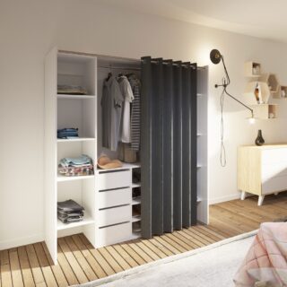 Dressing 2 colonnes + meuble 4 tiroirs blanc, rideau gris